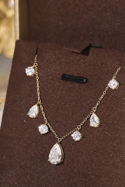 10k gold diamond necklace with a lab-grown diamond of 2.7ct
