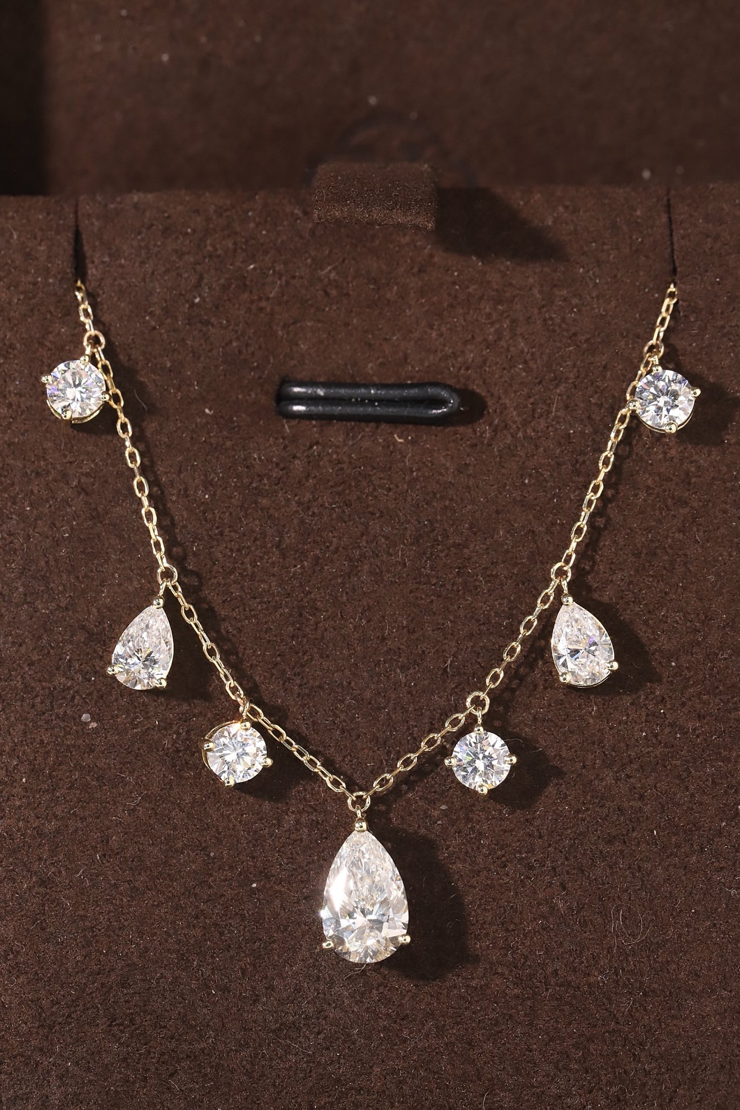 10k gold diamond necklace with a lab-grown diamond of 2.7ct