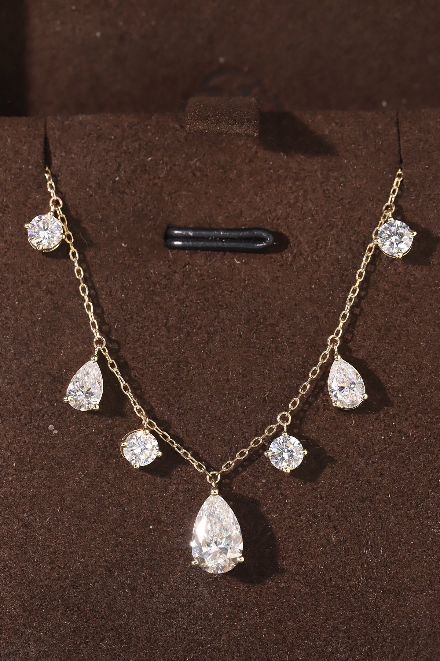 10k gold diamond necklace with a lab-grown diamond of 2.7ct