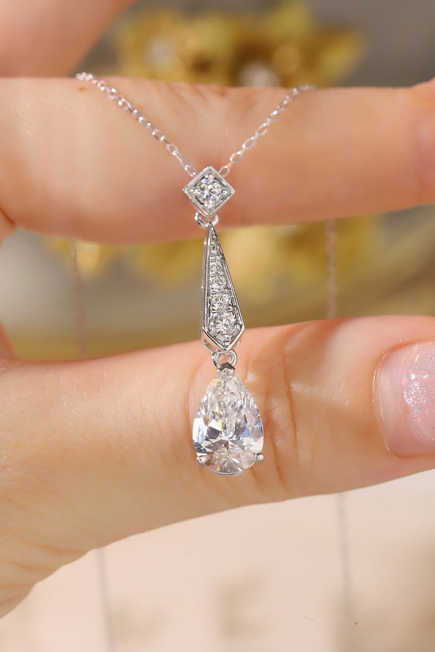 10k gold diamond necklace with a lab-grown diamond of 2.3ct