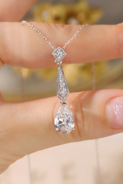 10k gold diamond necklace with a lab-grown diamond of 2.3ct