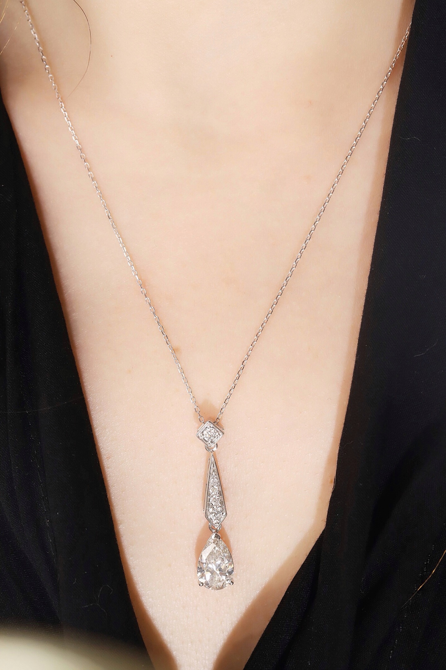 10k gold diamond necklace with a lab-grown diamond of 2.3ct