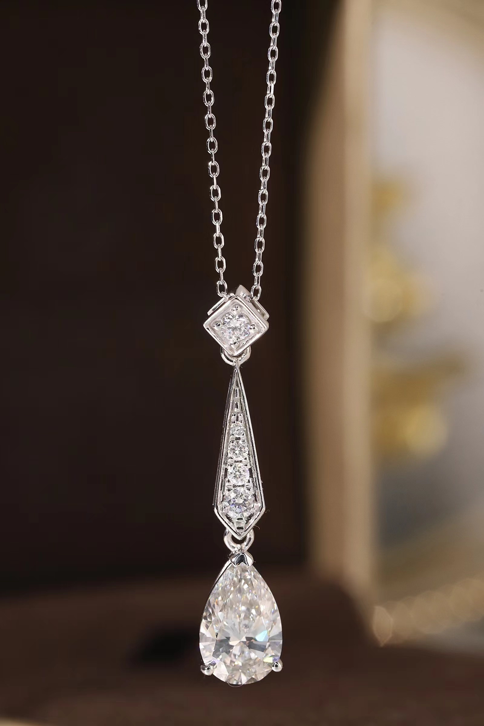 10k gold diamond necklace with a lab-grown diamond of 2.3ct