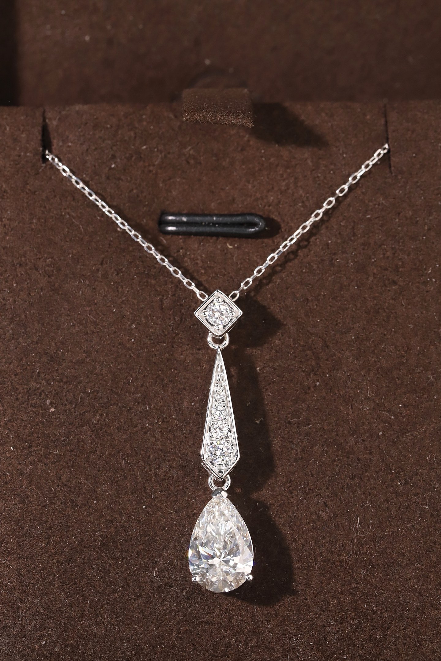 10k gold diamond necklace with a lab-grown diamond of 2.3ct