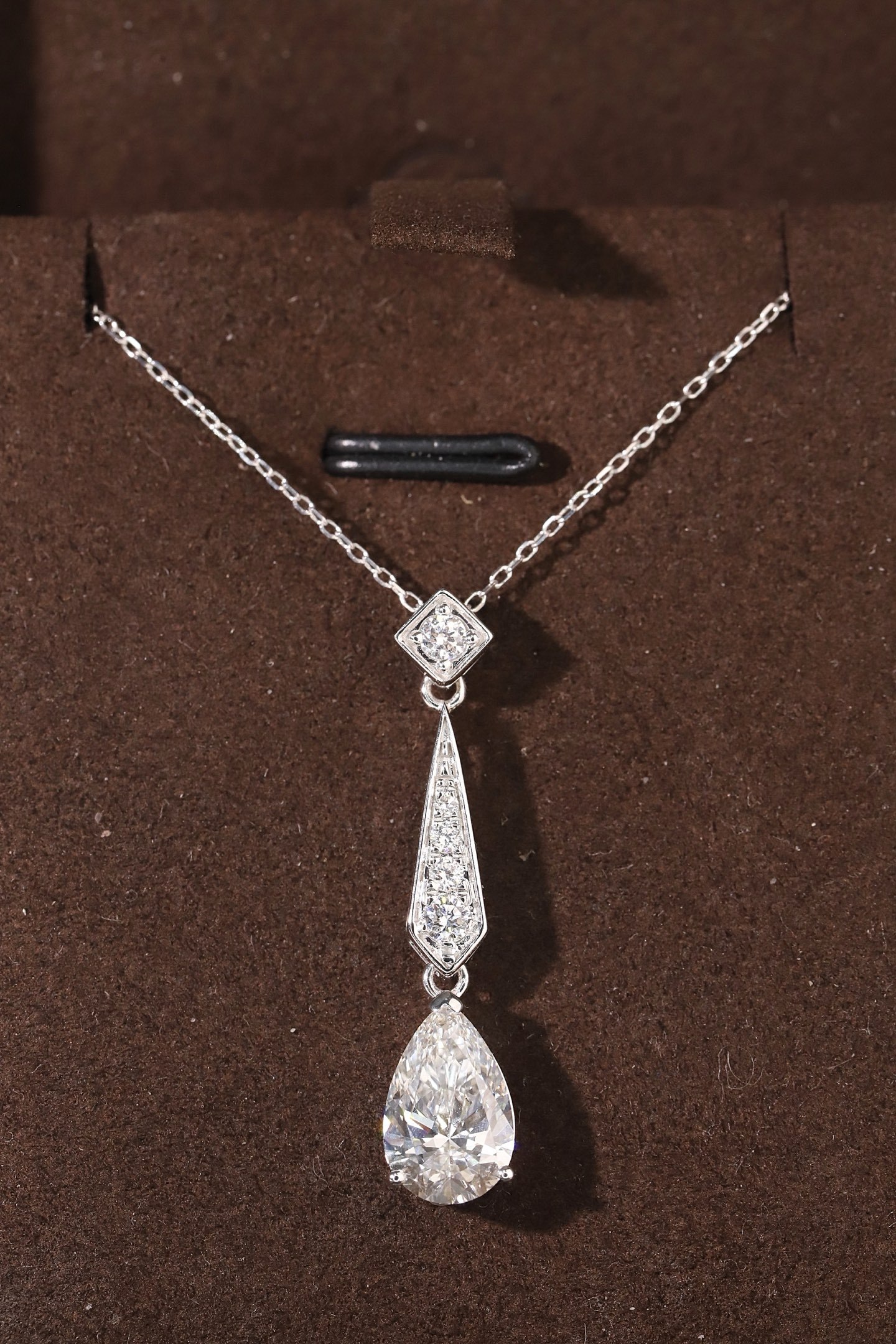 10k gold diamond necklace with a lab-grown diamond of 2.3ct