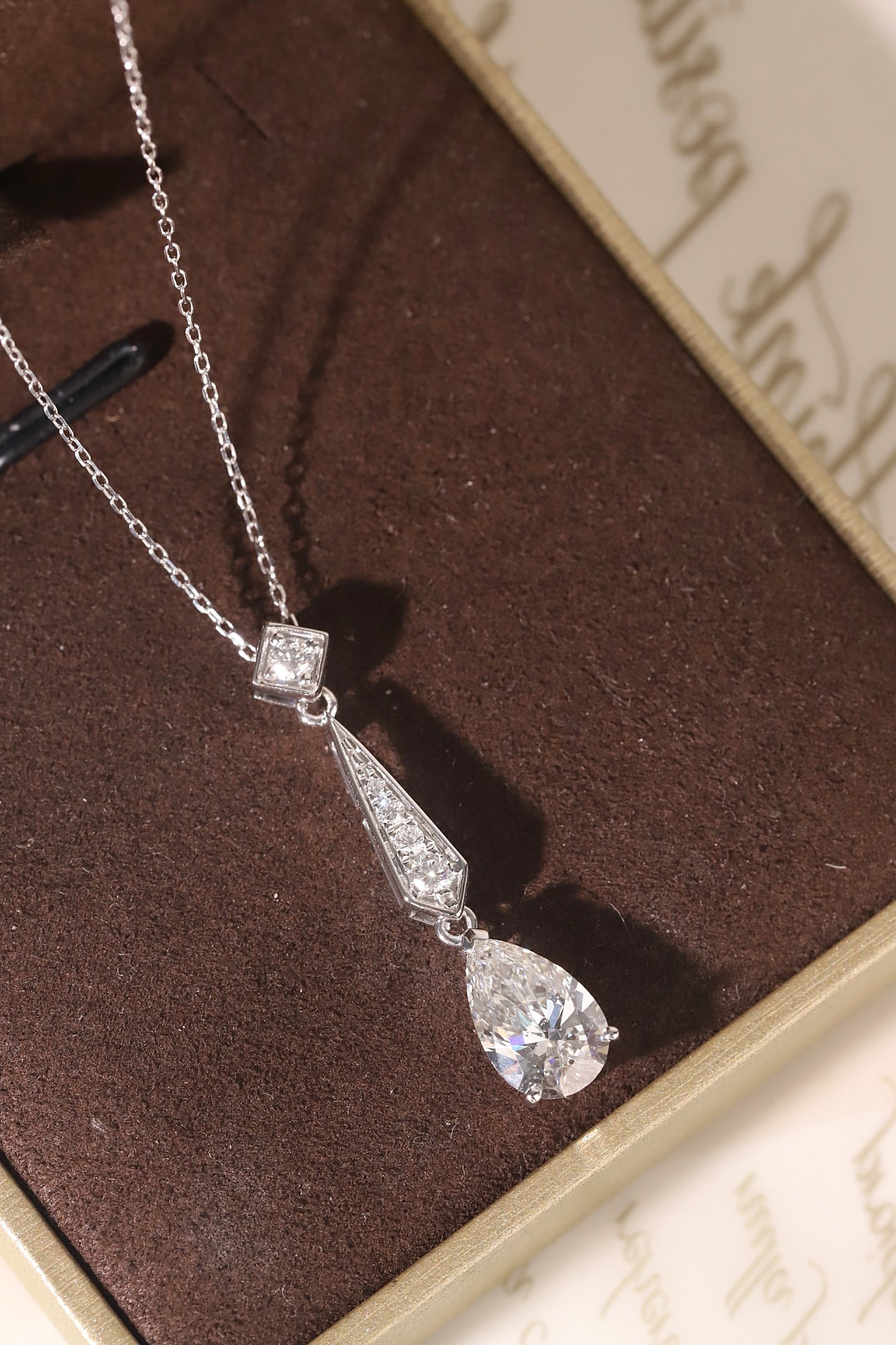 10k gold diamond necklace with a lab-grown diamond of 2.3ct