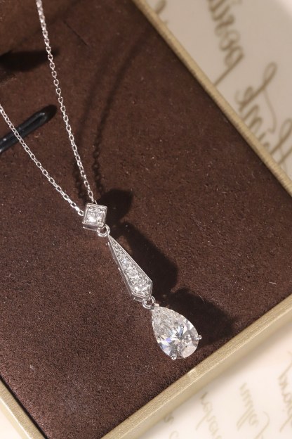 10k gold diamond necklace with a lab-grown diamond of 2.3ct