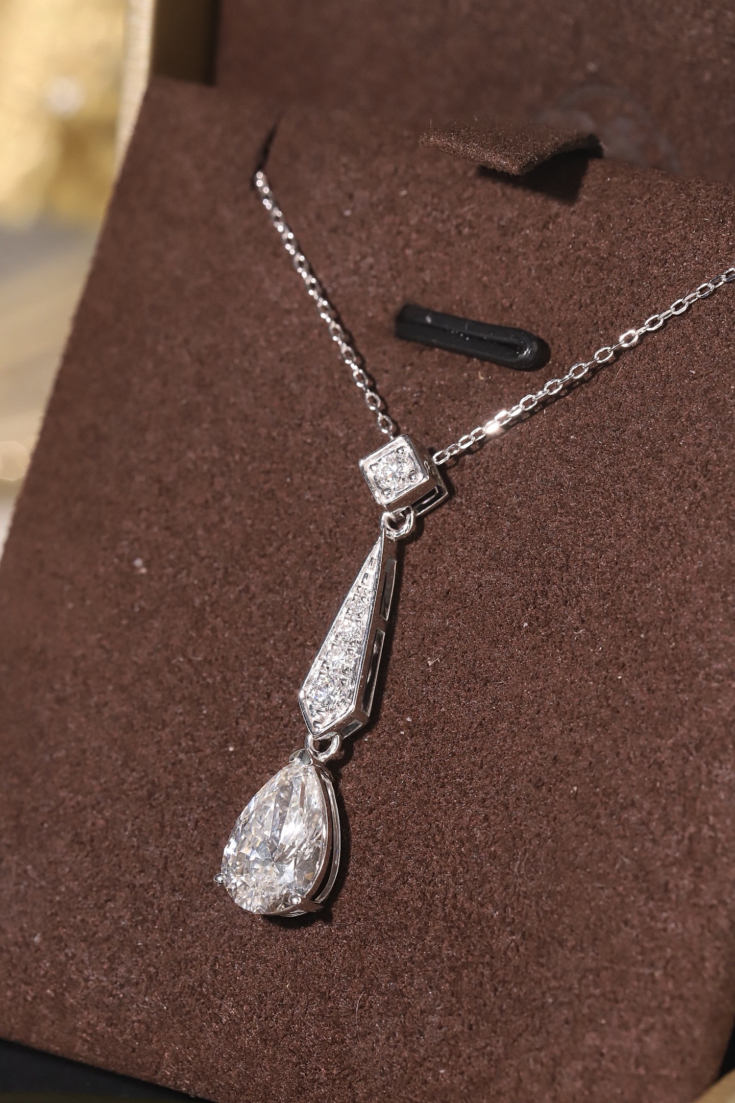 10k gold diamond necklace with a lab-grown diamond of 2.3ct