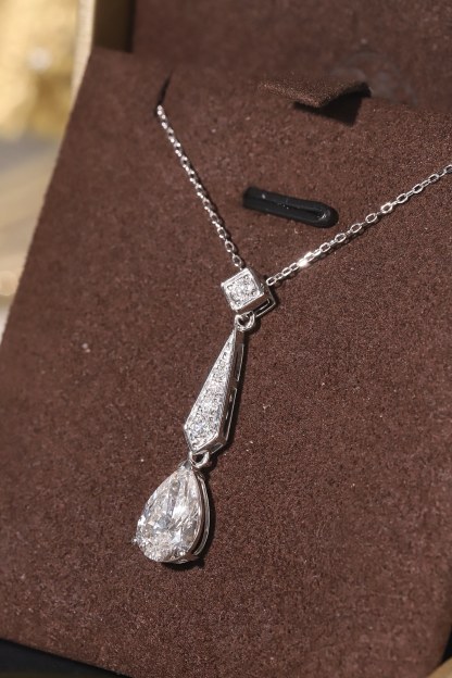 10k gold diamond necklace with a lab-grown diamond of 2.3ct