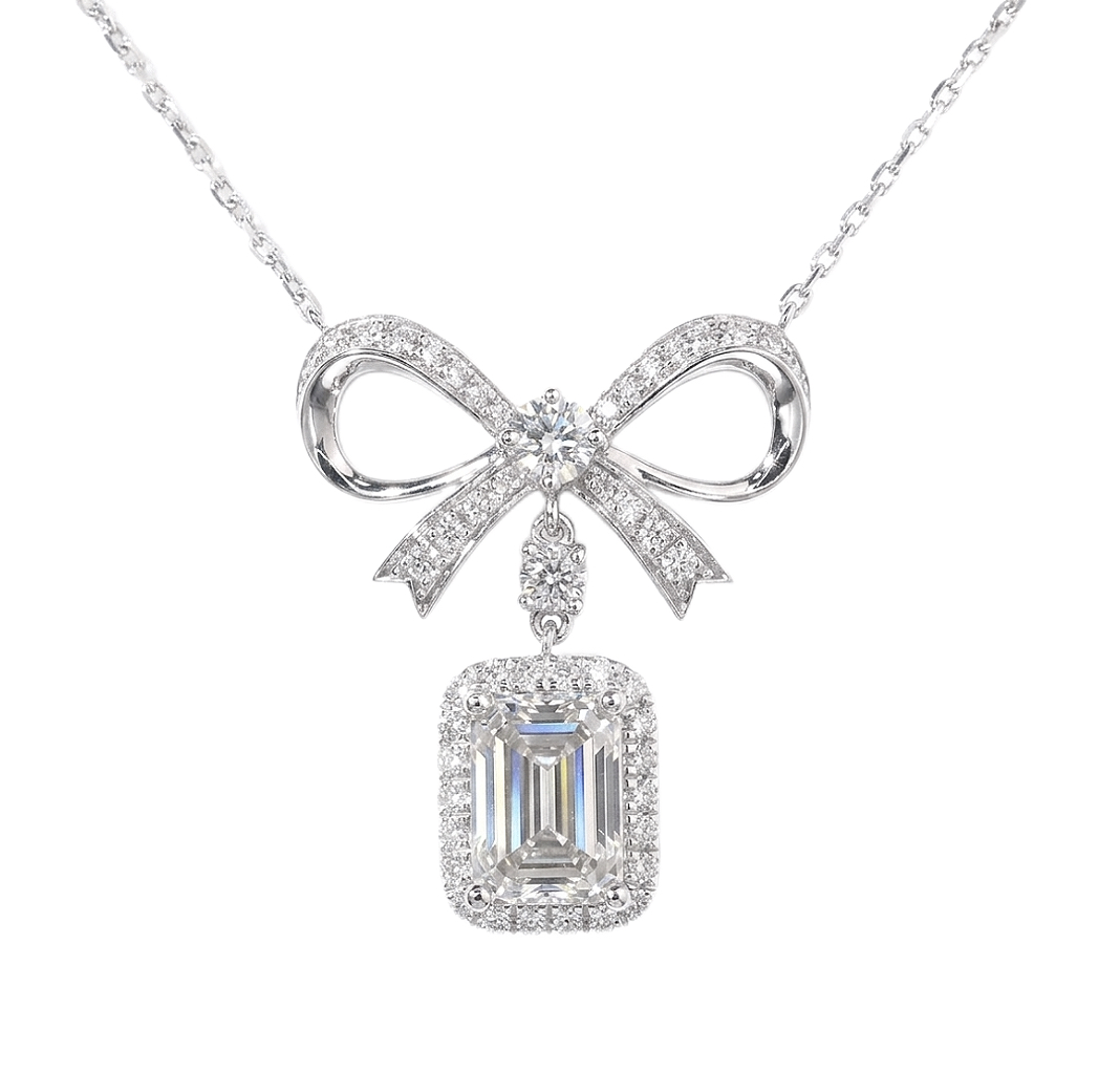 10k gold diamond necklace with a lab-grown diamond of 2.7ct