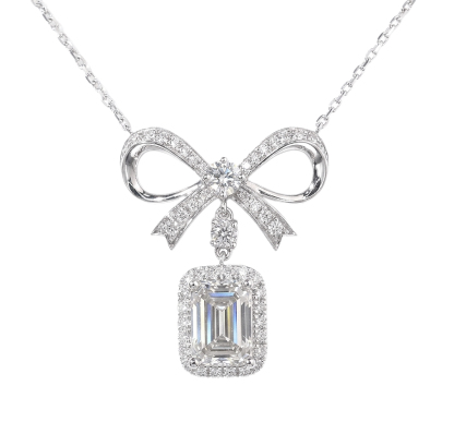 10k gold diamond necklace with a lab-grown diamond of 2.7ct