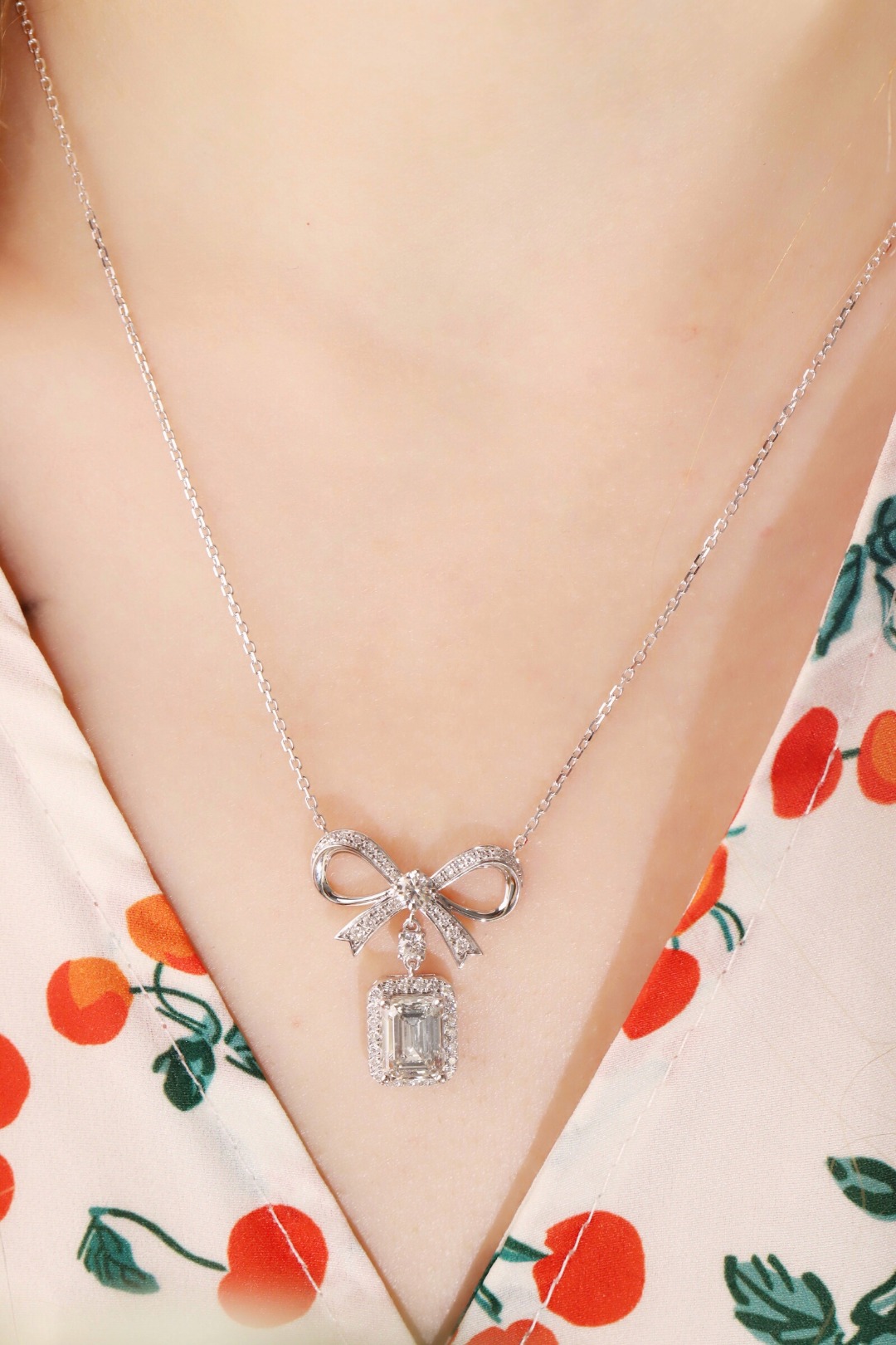 10k gold diamond necklace with a lab-grown diamond of 2.7ct
