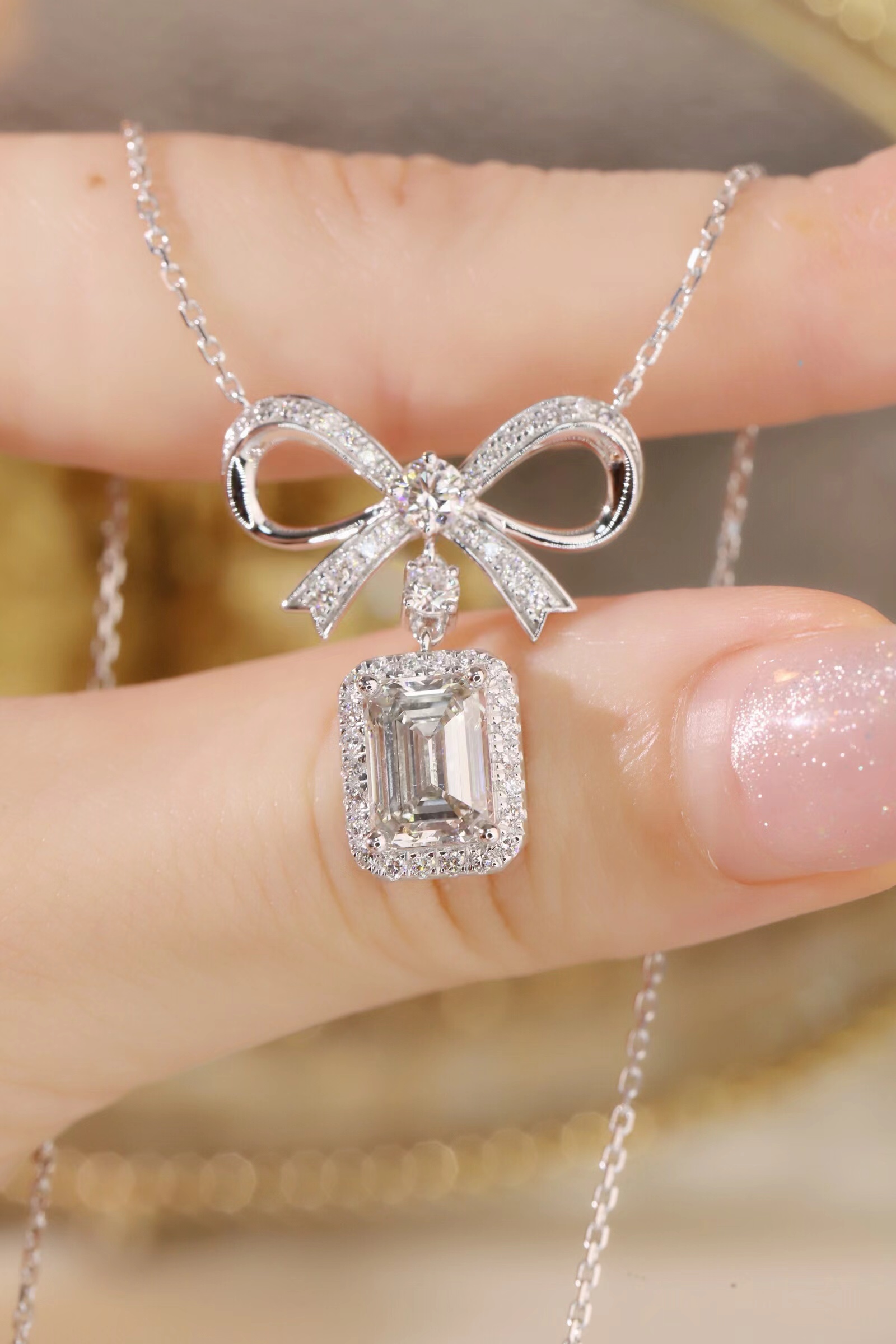 10k gold diamond necklace with a lab-grown diamond of 2.7ct