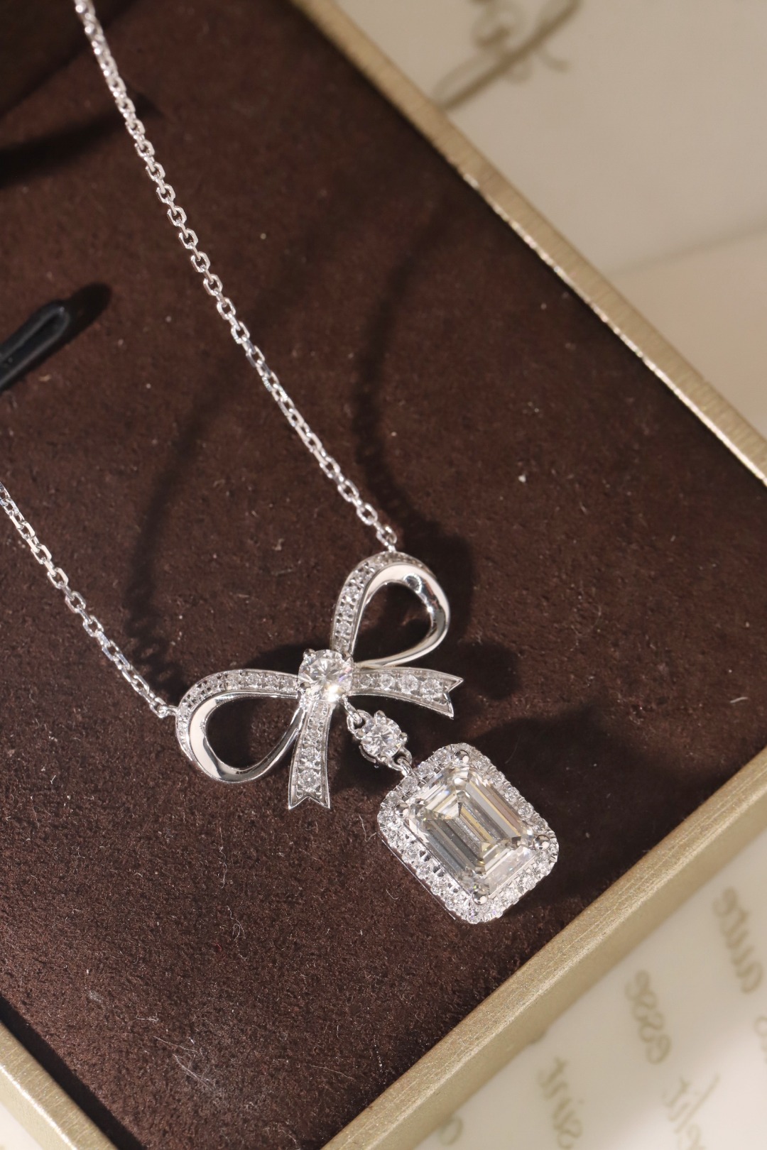 10k gold diamond necklace with a lab-grown diamond of 2.7ct