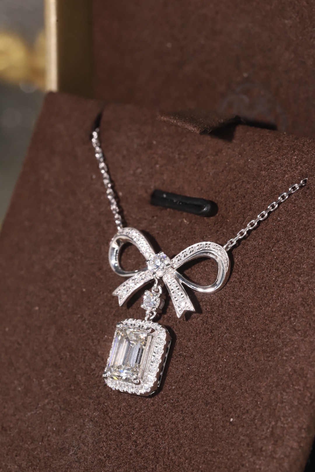 10k gold diamond necklace with a lab-grown diamond of 2.7ct