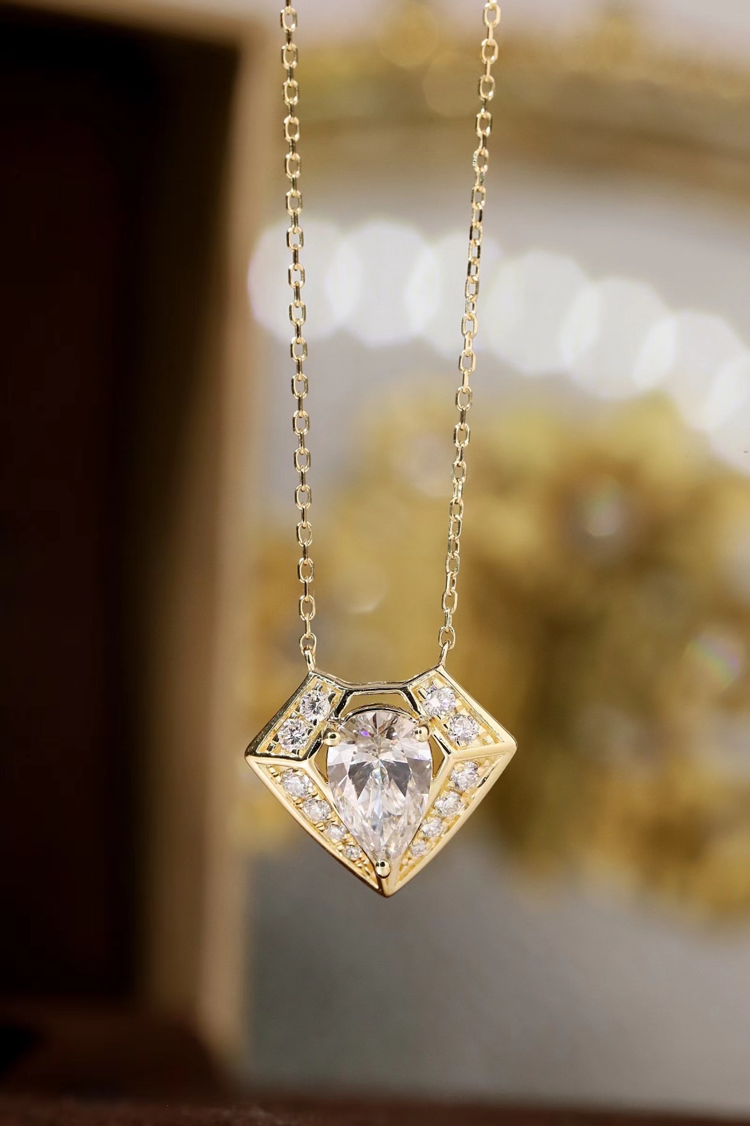 10k gold diamond necklace with a lab-grown diamond of 1.25ct