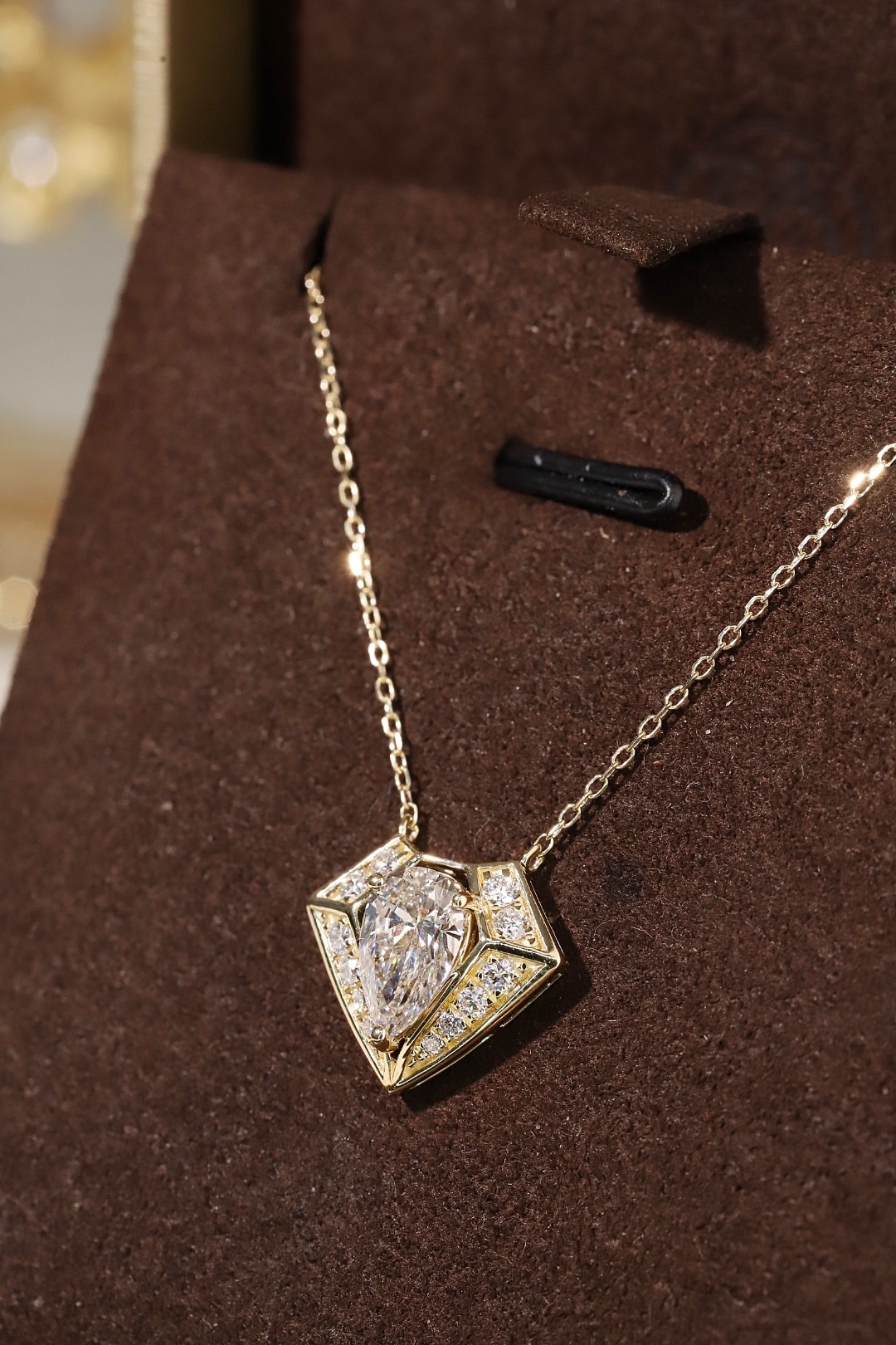 10k gold diamond necklace with a lab-grown diamond of 1.25ct