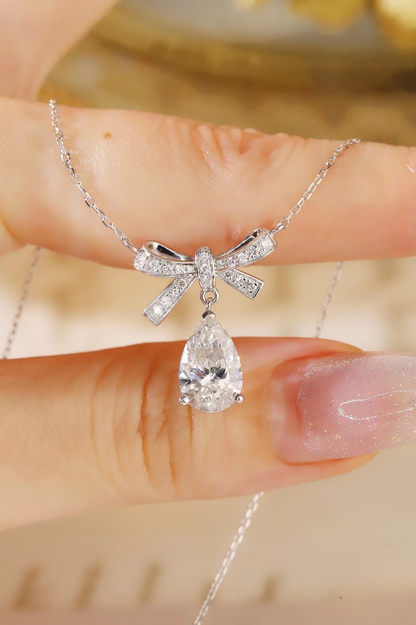 10k gold diamond necklace with a lab-grown diamond of 2.2ct