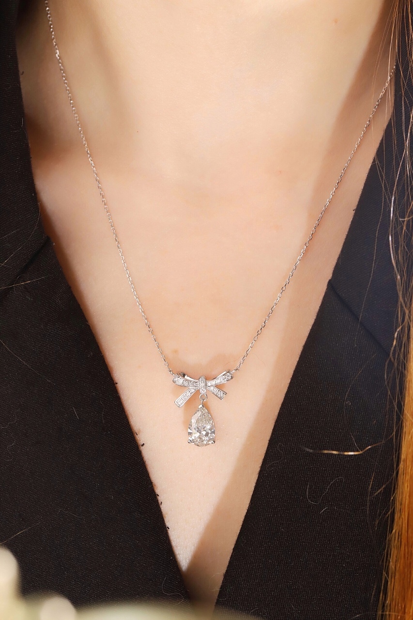 10k gold diamond necklace with a lab-grown diamond of 2.2ct
