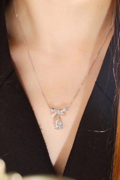 10k gold diamond necklace with a lab-grown diamond of 2.2ct