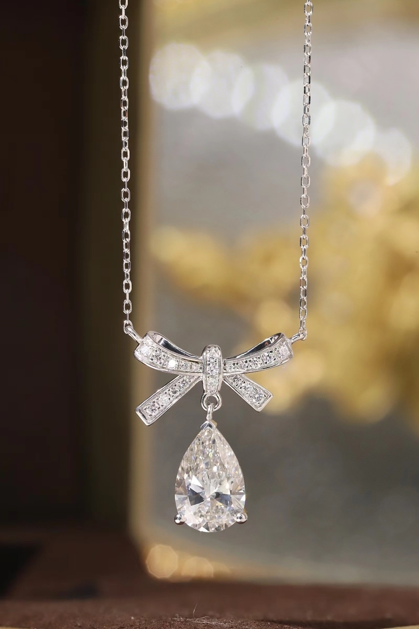 10k gold diamond necklace with a lab-grown diamond of 2.2ct