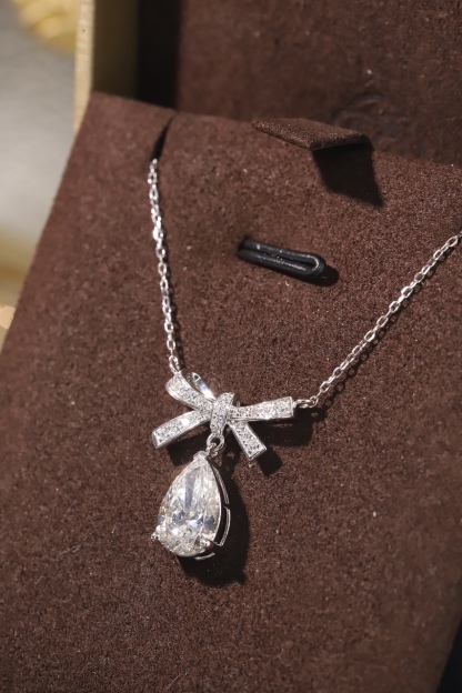 10k gold diamond necklace with a lab-grown diamond of 2.2ct