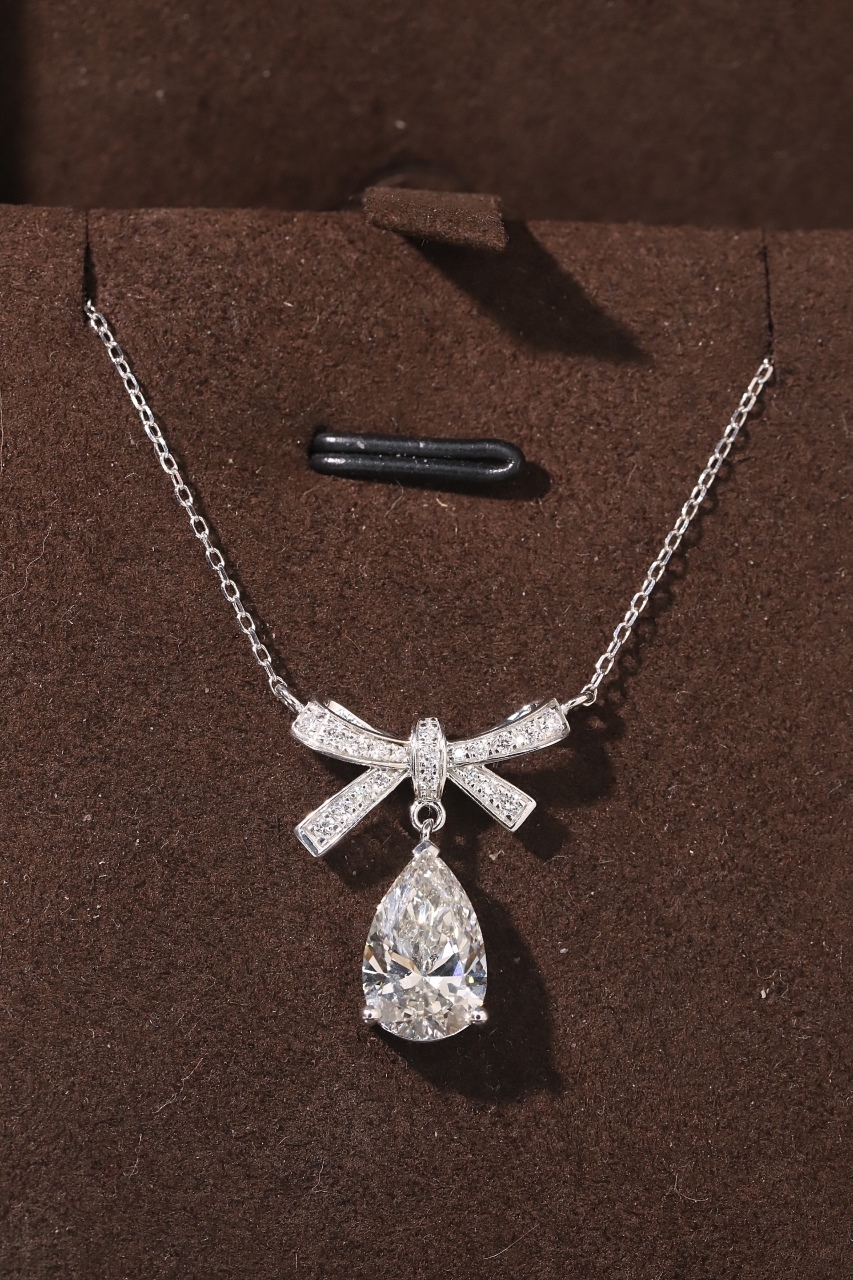 10k gold diamond necklace with a lab-grown diamond of 2.2ct