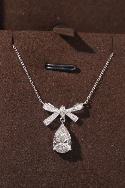 10k gold diamond necklace with a lab-grown diamond of 2.2ct
