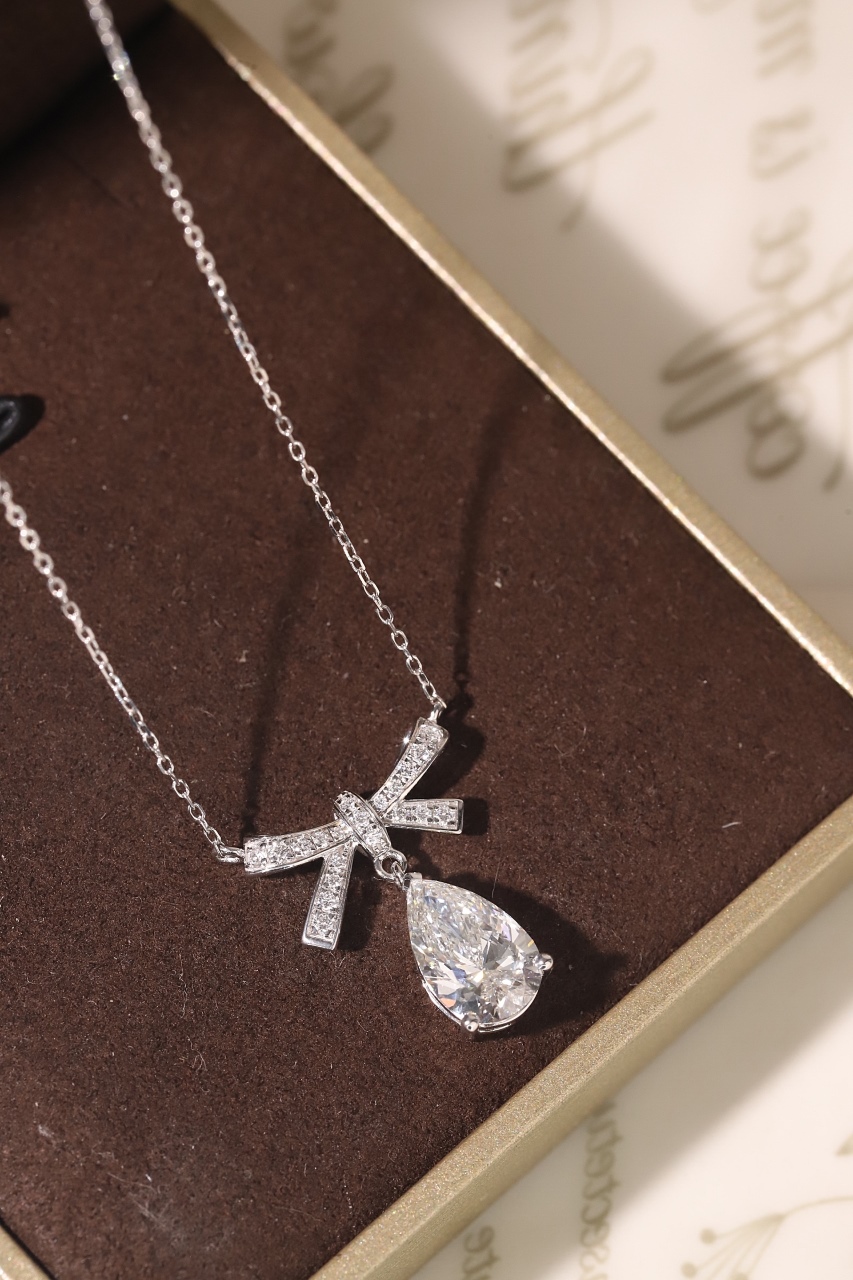 10k gold diamond necklace with a lab-grown diamond of 2.2ct