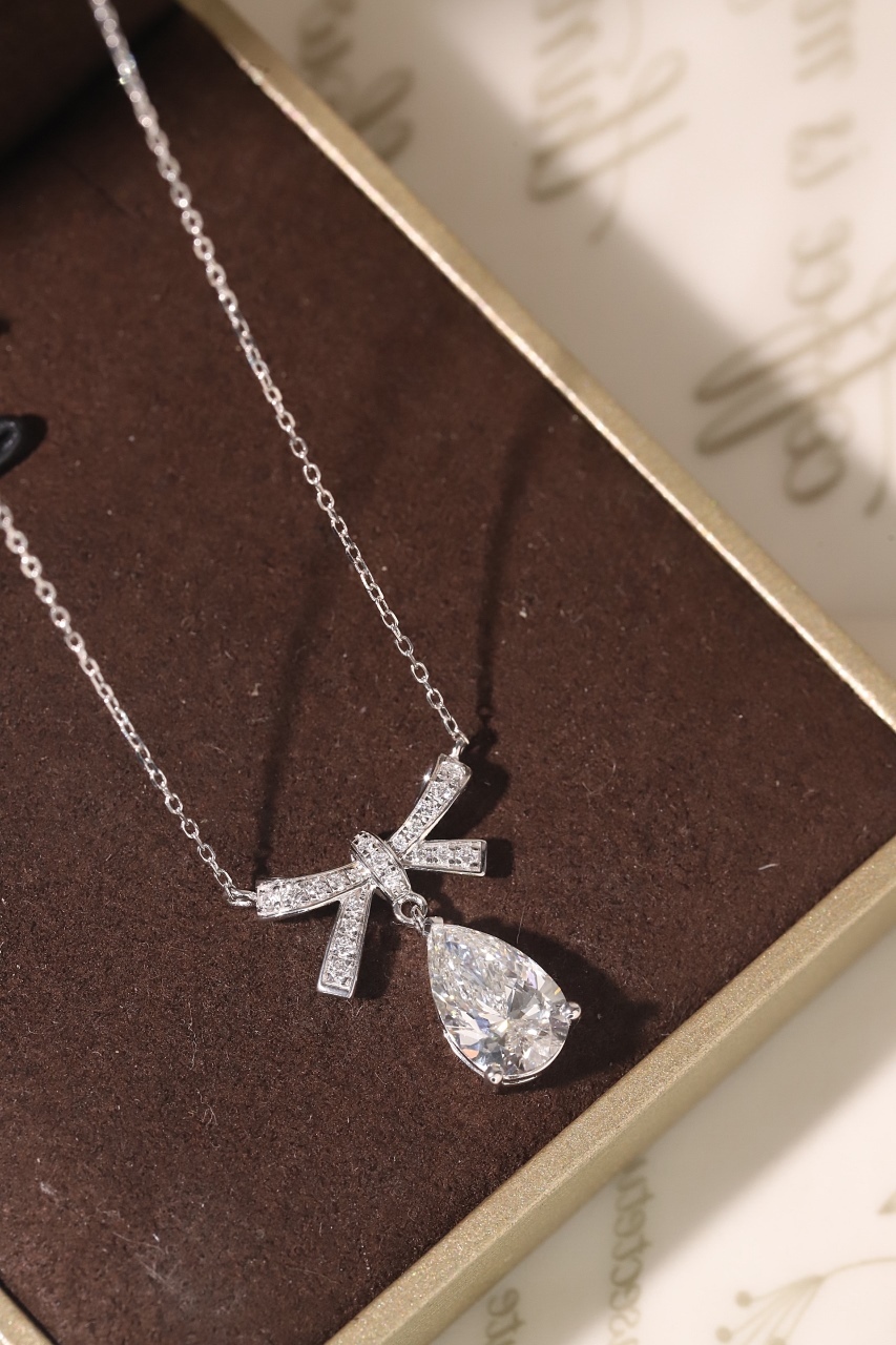 10k gold diamond necklace with a lab-grown diamond of 2.2ct