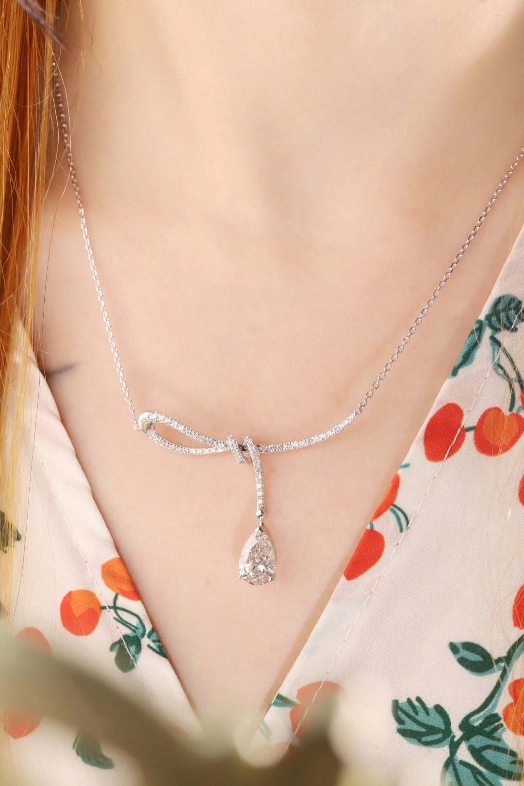 10k gold diamond necklace with a lab-grown diamond of 2.5ct