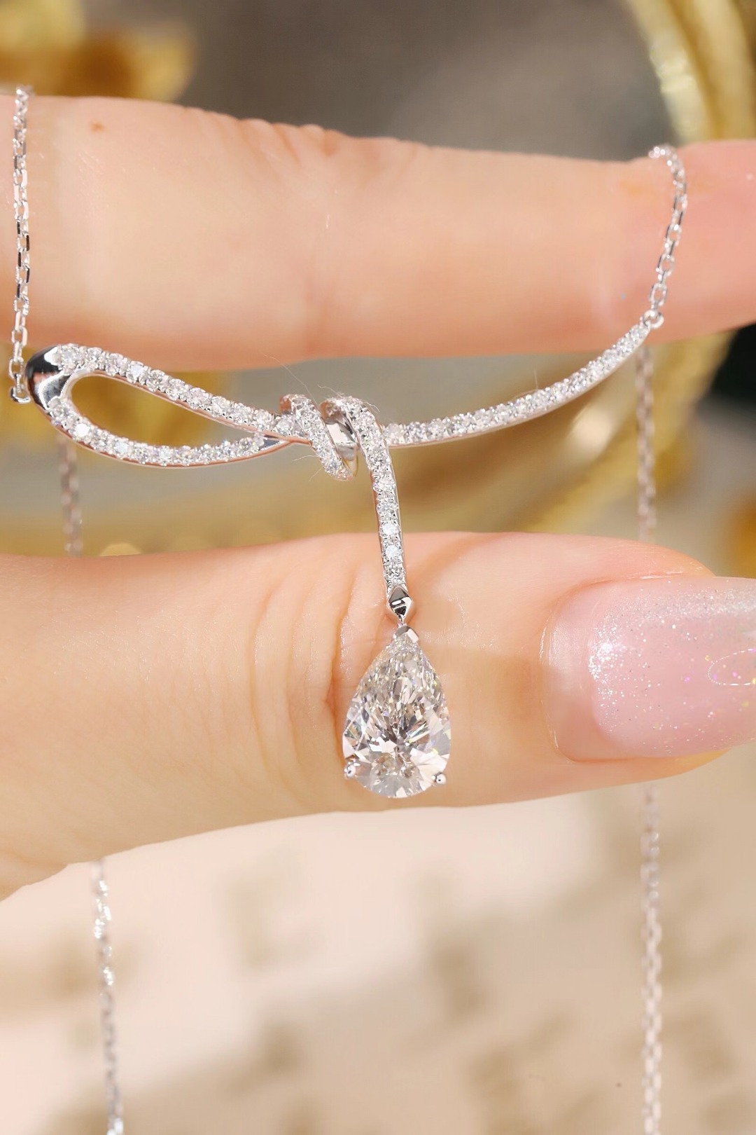 10k gold diamond necklace with a lab-grown diamond of 2.5ct