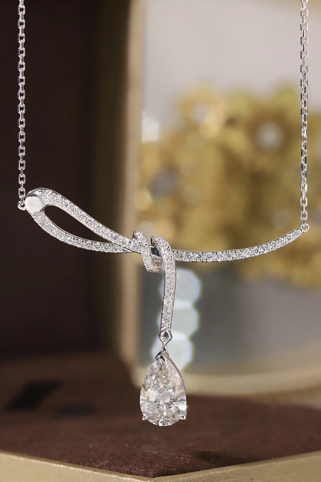 10k gold diamond necklace with a lab-grown diamond of 2.5ct