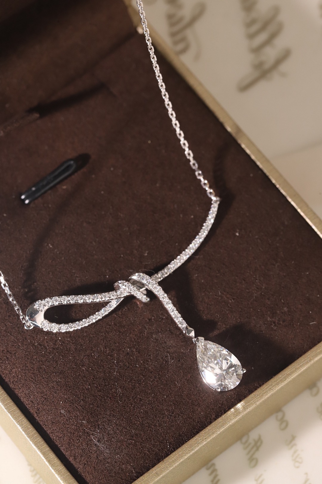 10k gold diamond necklace with a lab-grown diamond of 2.5ct