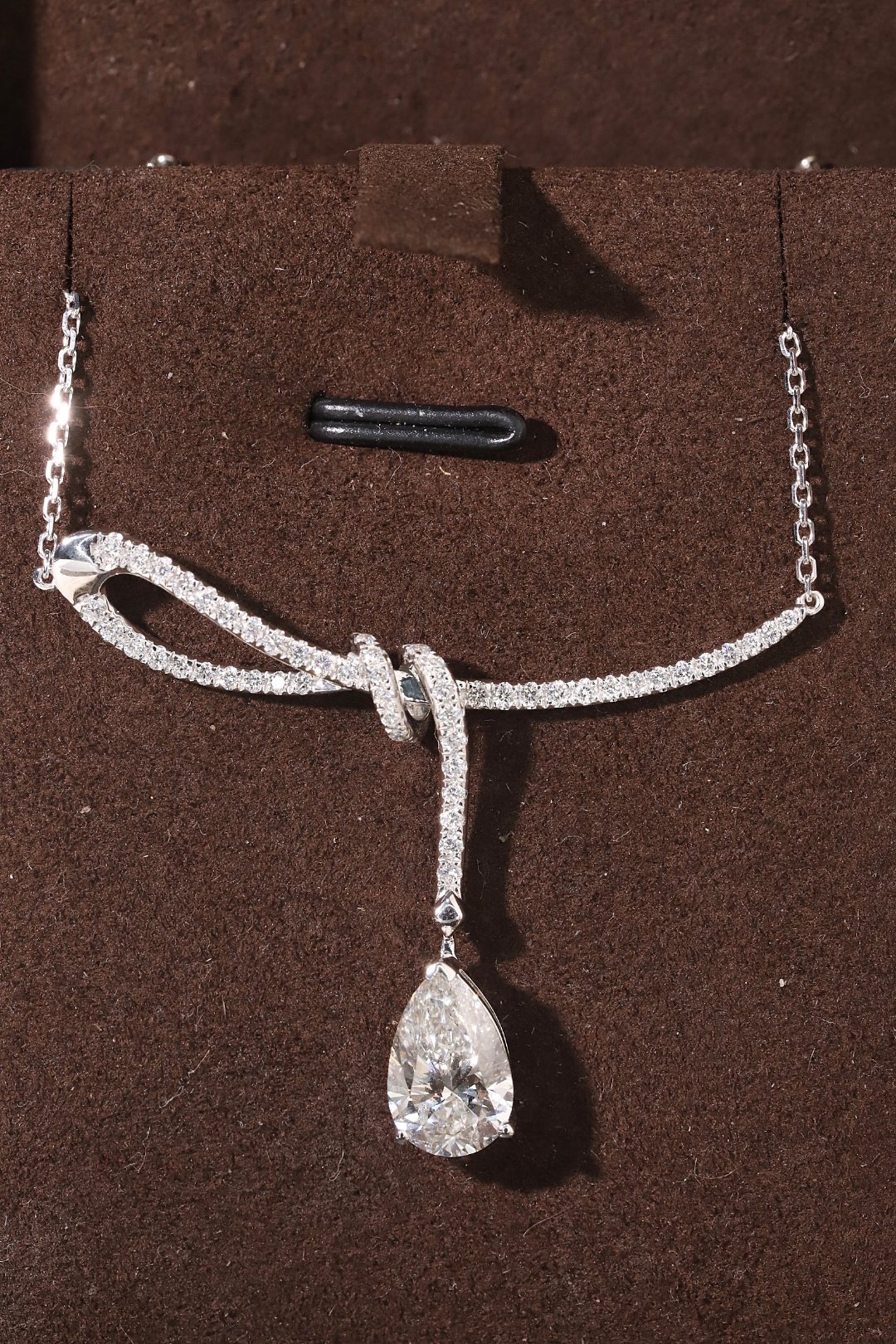 10k gold diamond necklace with a lab-grown diamond of 2.5ct