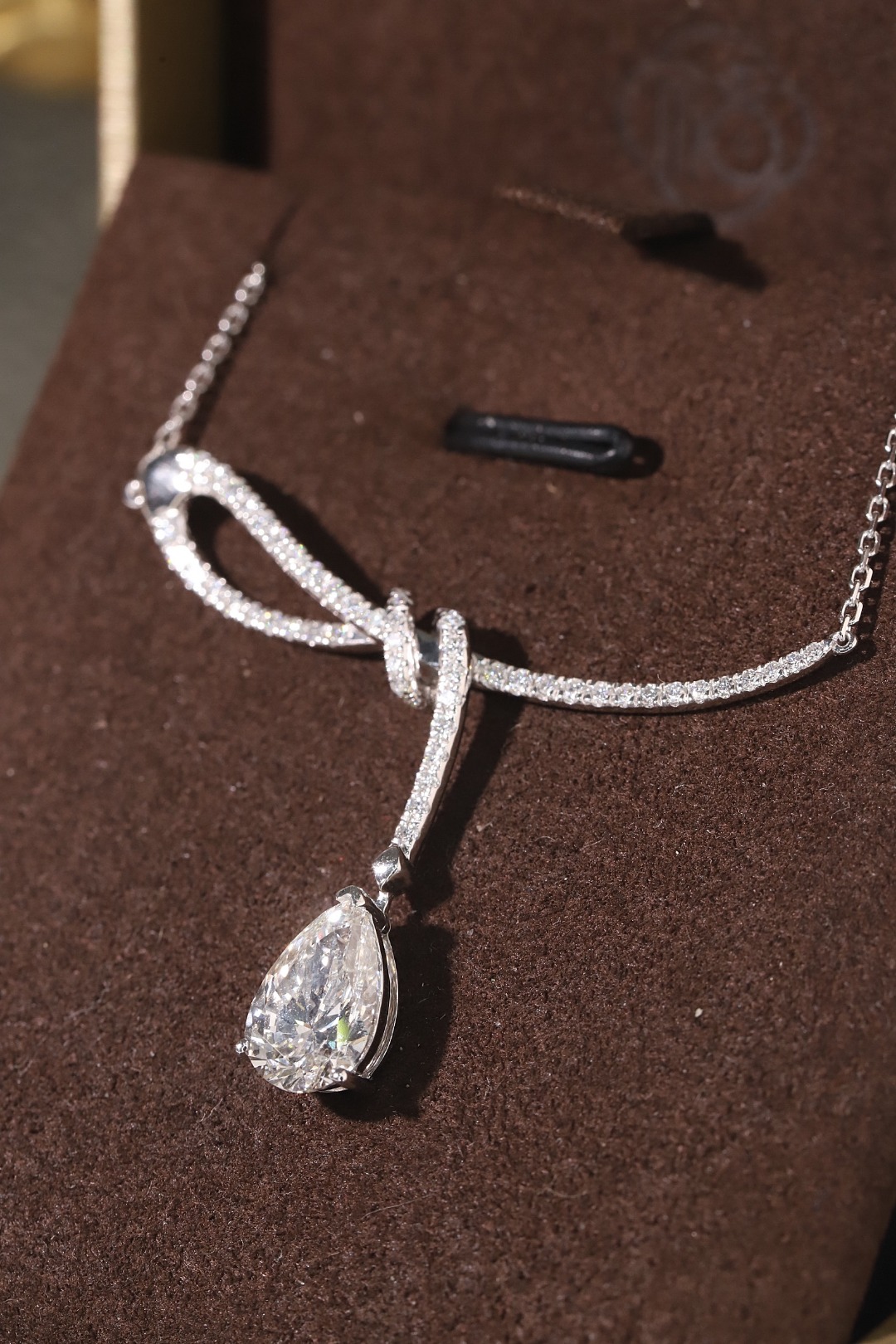 10k gold diamond necklace with a lab-grown diamond of 2.5ct