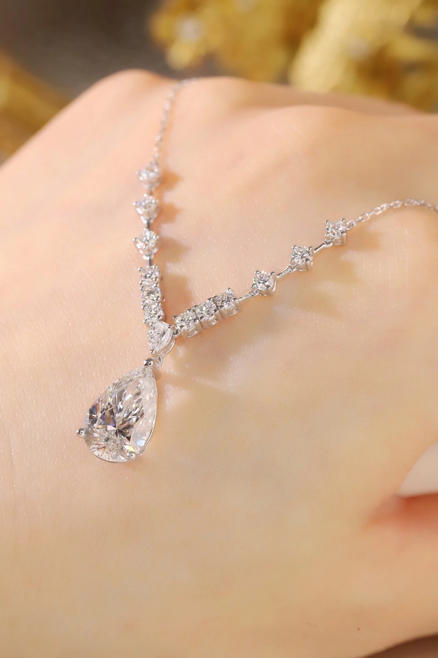 10k gold diamond necklace with a lab-grown diamond of 3.9ct