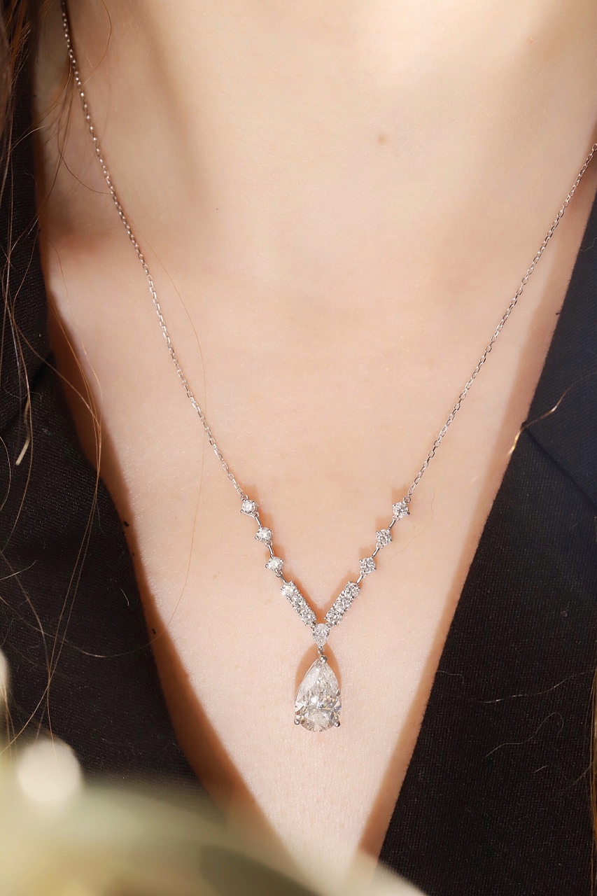 10k gold diamond necklace with a lab-grown diamond of 3.9ct