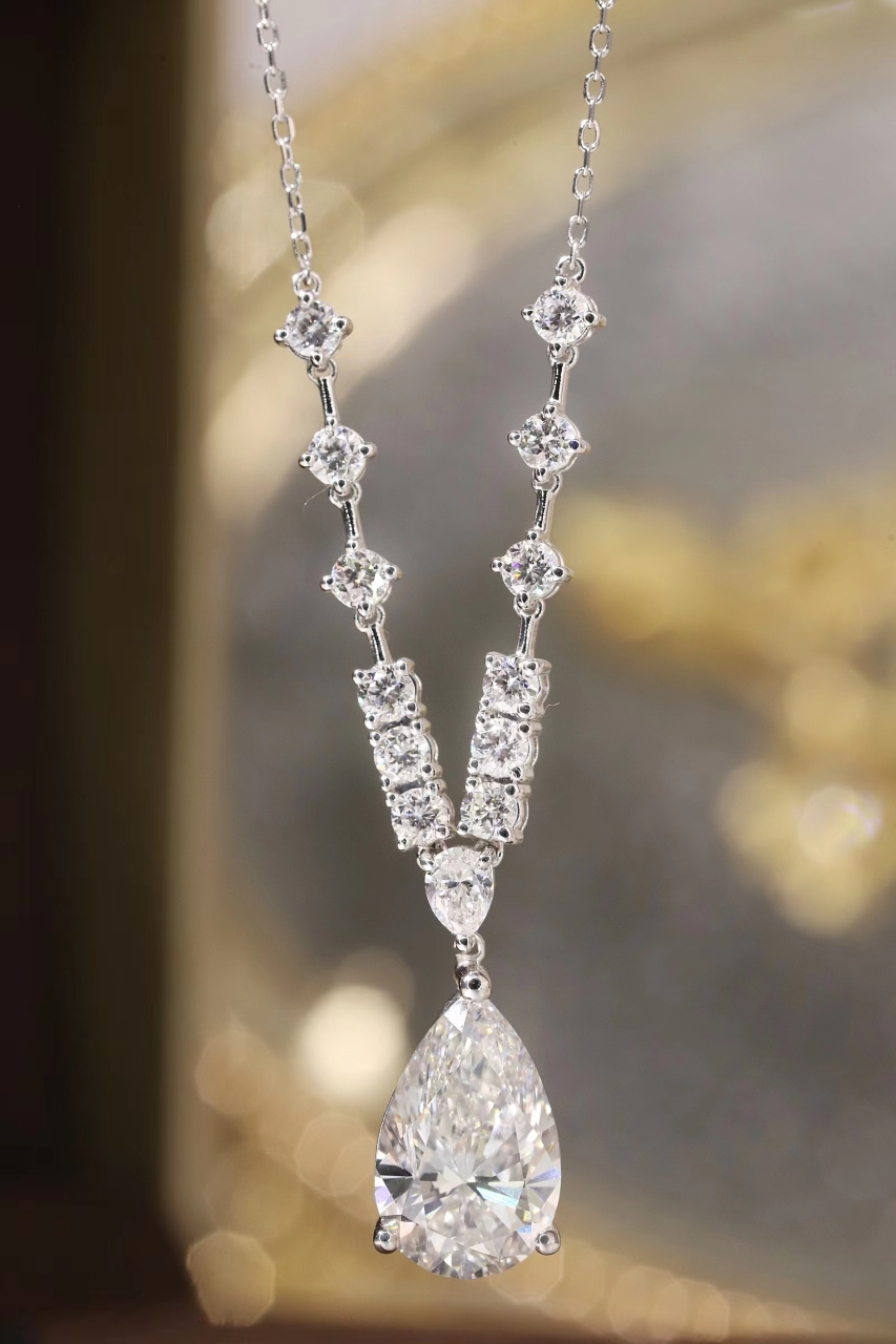 10k gold diamond necklace with a lab-grown diamond of 3.9ct