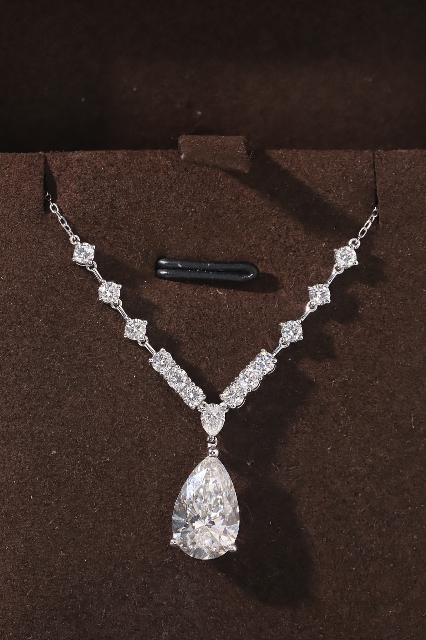 10k gold diamond necklace with a lab-grown diamond of 3.9ct