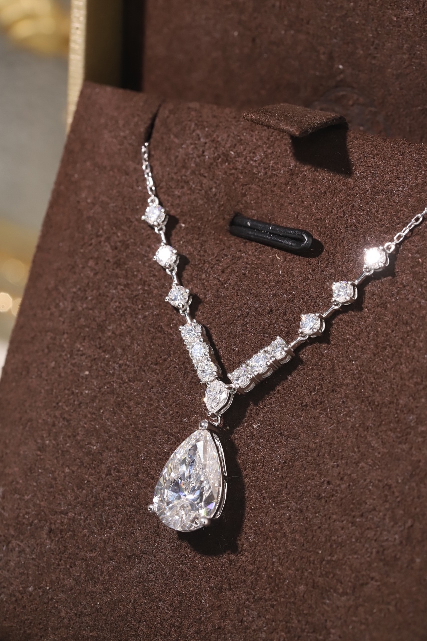 10k gold diamond necklace with a lab-grown diamond of 3.9ct