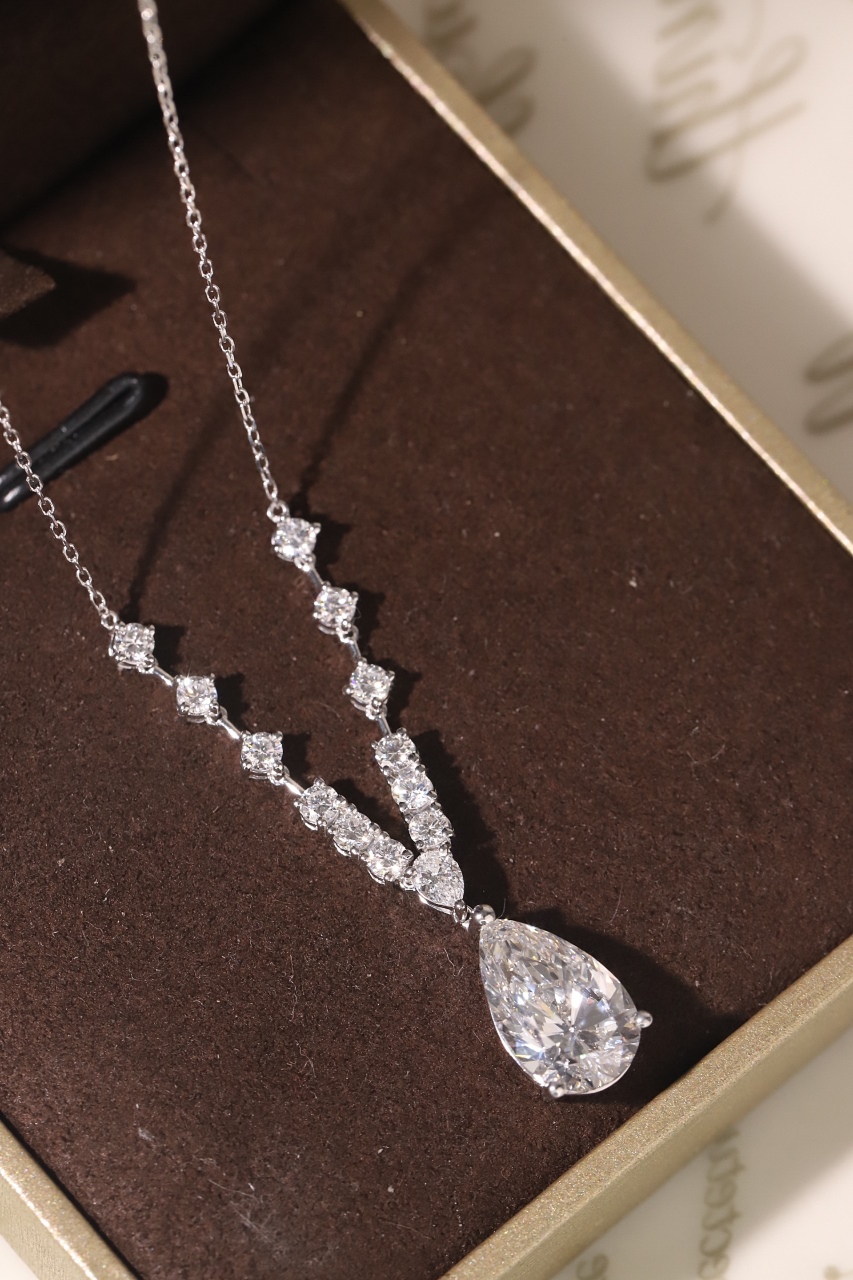 10k gold diamond necklace with a lab-grown diamond of 3.9ct