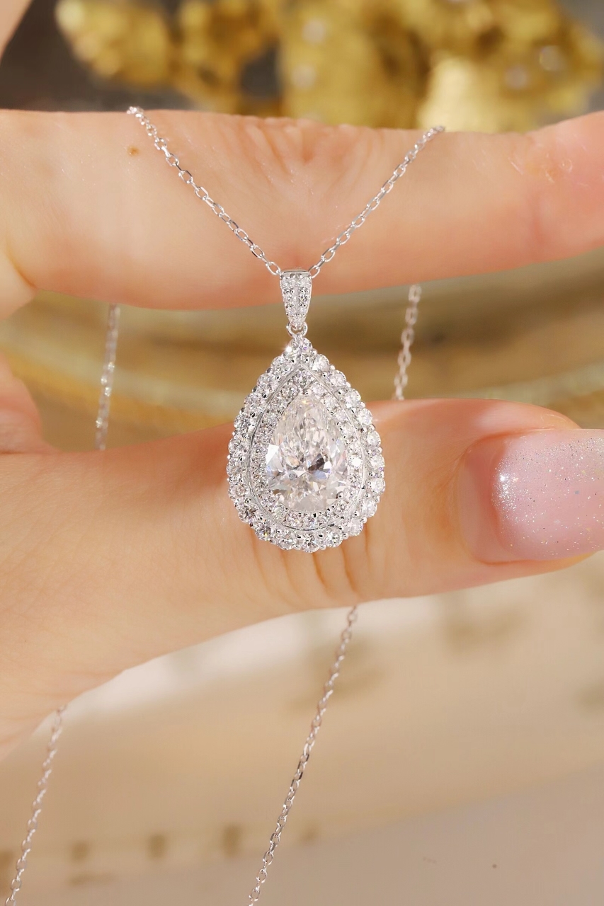 10k gold diamond necklace with a lab-grown diamond of 2.95ct