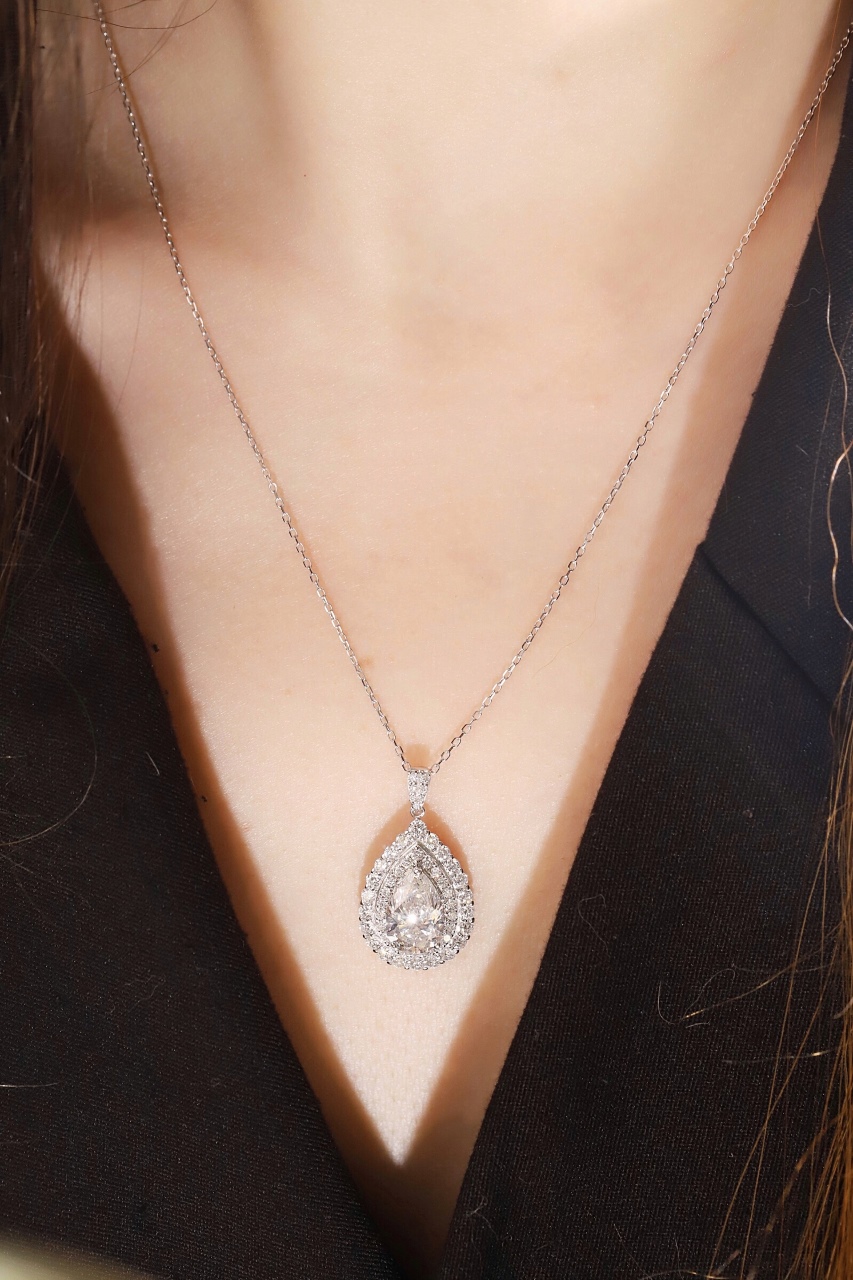 10k gold diamond necklace with a lab-grown diamond of 2.95ct