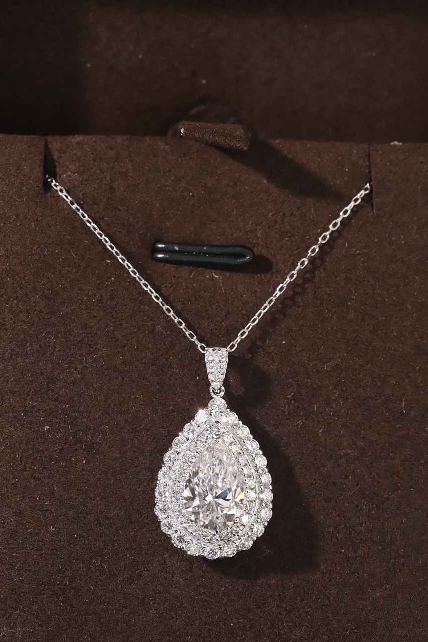 10k gold diamond necklace with a lab-grown diamond of 2.95ct