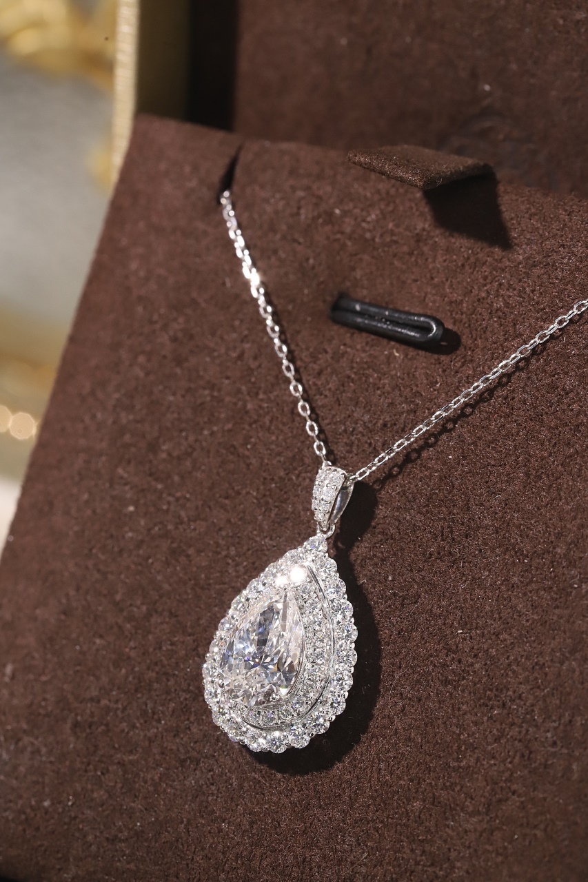 10k gold diamond necklace with a lab-grown diamond of 2.95ct