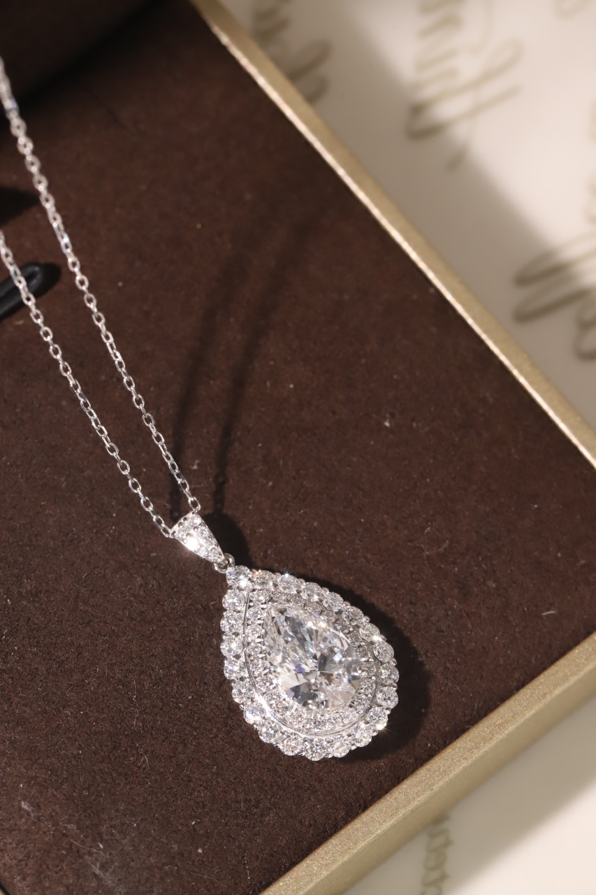 10k gold diamond necklace with a lab-grown diamond of 2.95ct