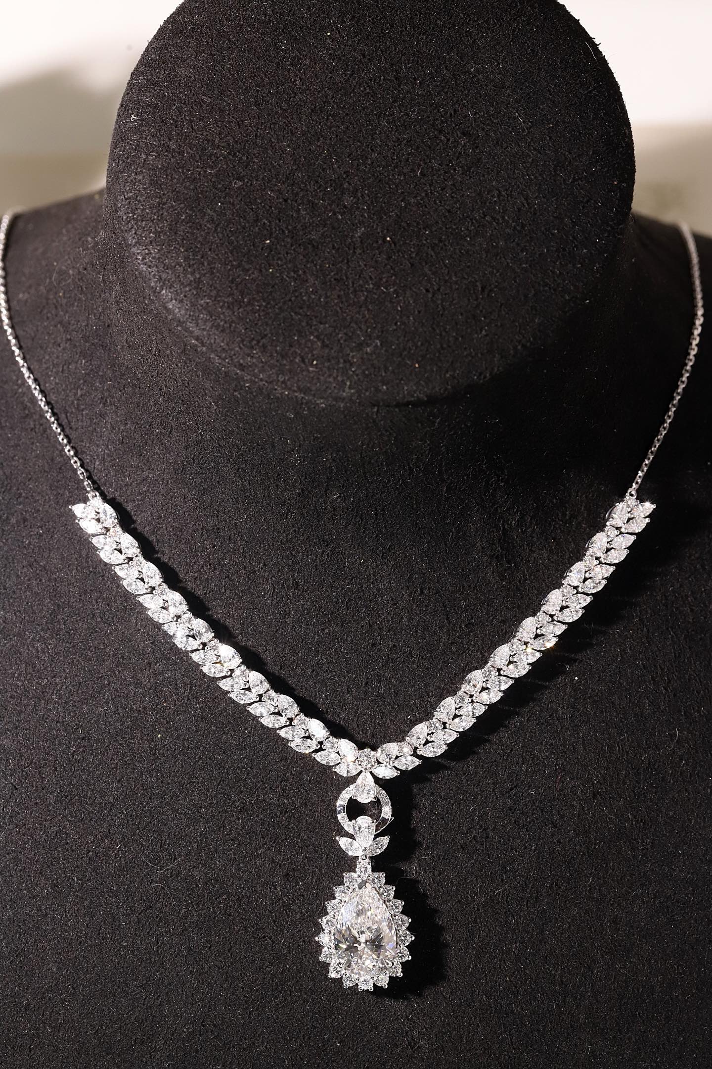 10k gold diamond necklace with a lab-grown diamond of 8.2ct