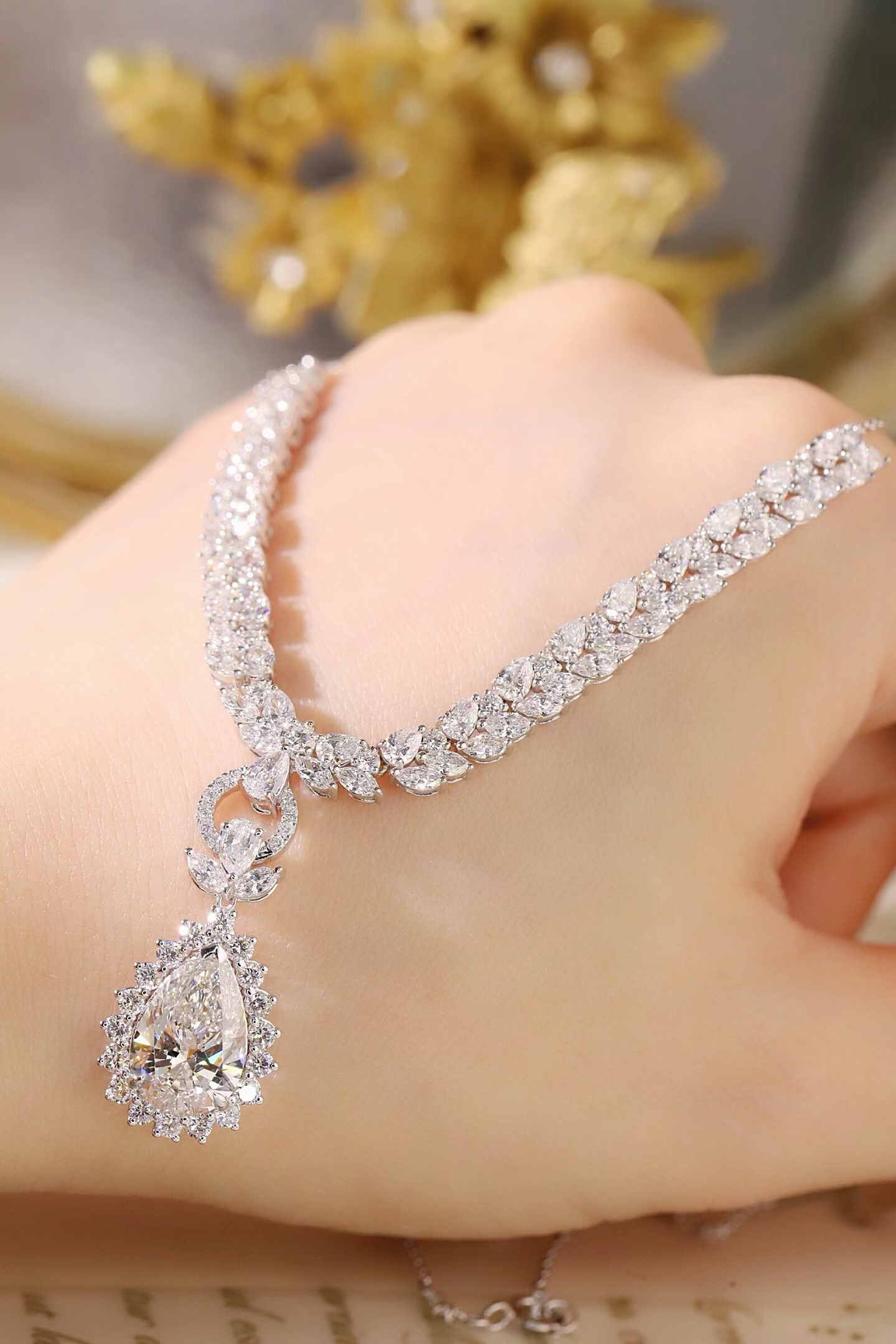 10k gold diamond necklace with a lab-grown diamond of 8.2ct