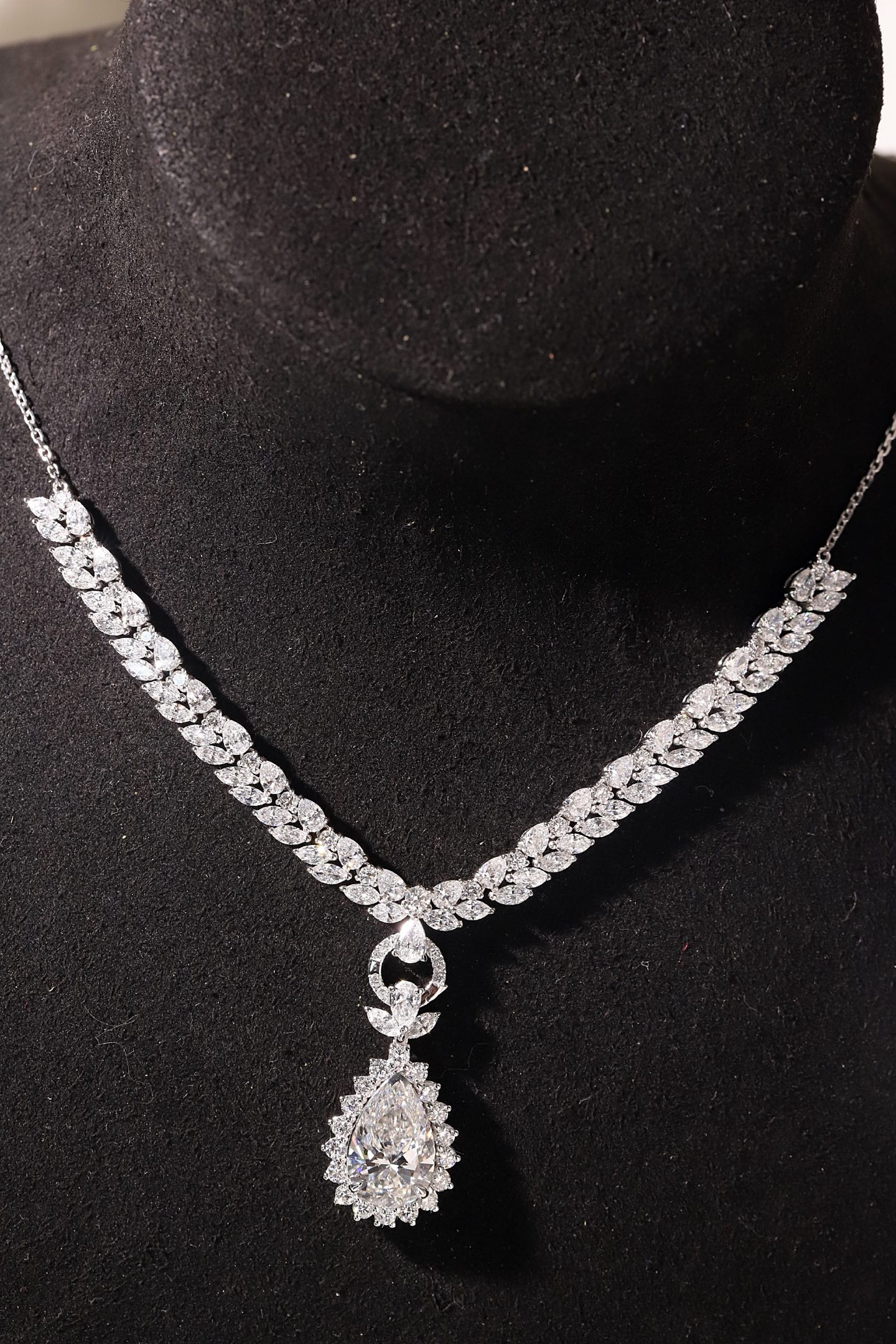 10k gold diamond necklace with a lab-grown diamond of 8.2ct